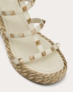ROCKSTUD CALFSKIN WEDGE SANDAL WITH STRAPS 95 MM - Image 3